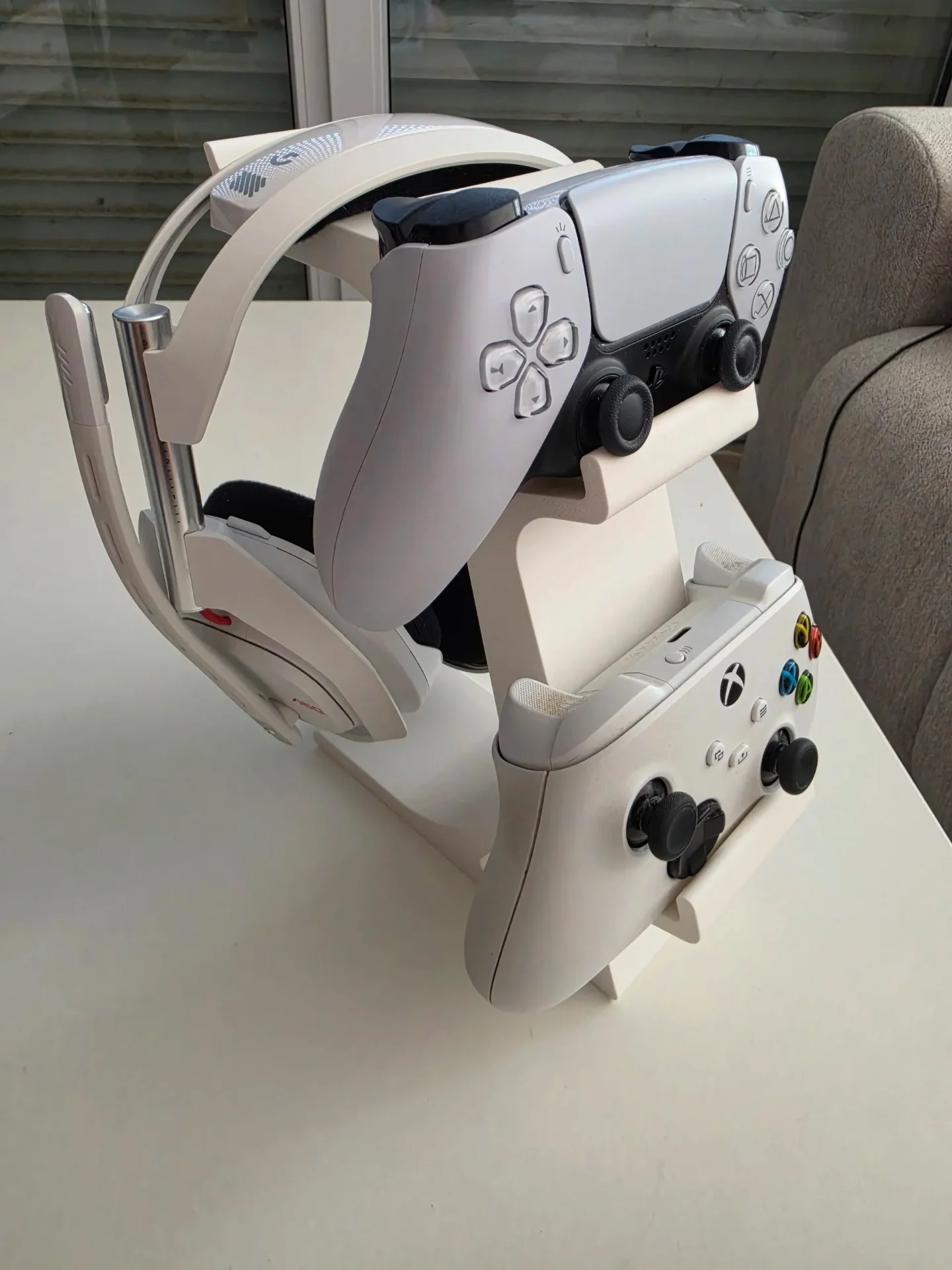 3-in-1 Gaming Controller & Headset Stand (حامل 3 في 1 ليدي التحكم والسماعة) | متجر Ibda3D الجزائر